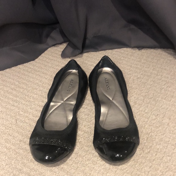 Ballet flats with leather and gem details - Picture 2 of 3